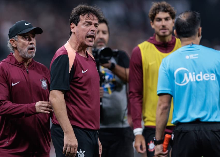 Clássico entre Corinthians e Palmeiras foi marcado por polêmicas de arbitragem (Foto: Vilmar Bannach/Ekobanpress/Folhapress) São Paulo