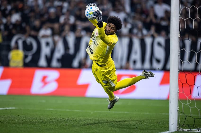 Hugo Souza em ação contra o Palmeiras (Foto: JHONY INACIO/Agencia Enquadrar/Folhapress)