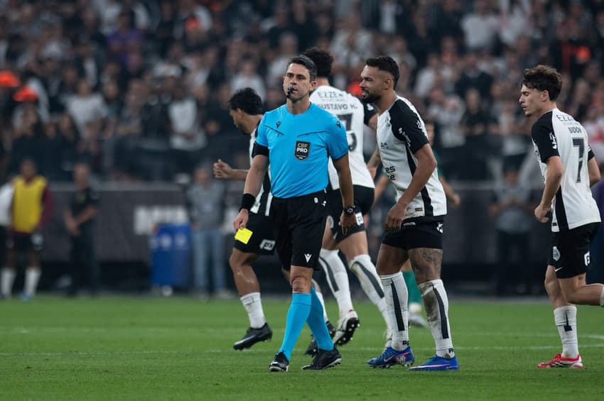 Flávio Rodrigues de Souza expulsou dois atletas do Corinthians. (Foto: Ronaldo Barreto/Thenews2/Folhapress)