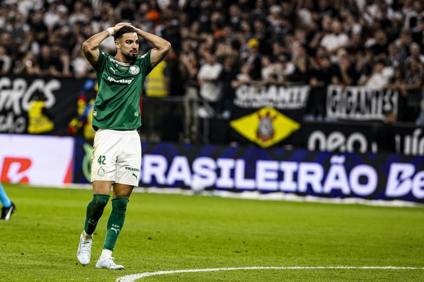 Corinthians cobra a expulsão de Flaco López (Foto: Pedro Paulo Diaz/Thenews2/Folhapress)