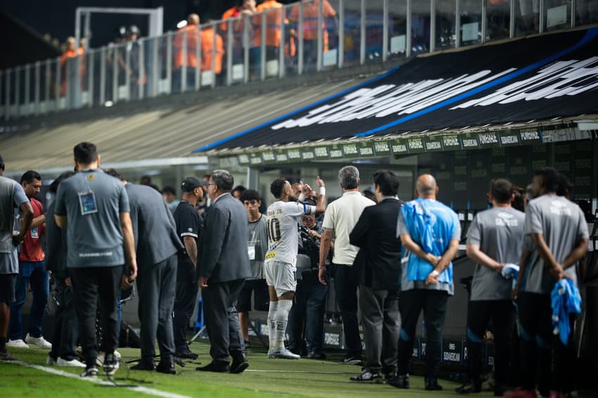 Neymar discute com torcedor na Vila Belmiro. (Foto: Rebeca Schumacker/Ofotográfico/Folhapress)