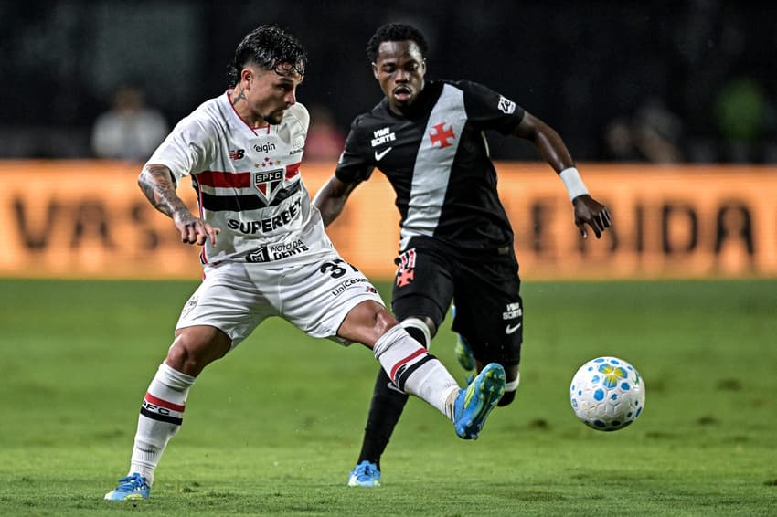 Andrés Gómez e Arthur disputam a bola na partida entre São Paulo e Vasco.(Foto: André Fabiano/Código 19/Folhapress)