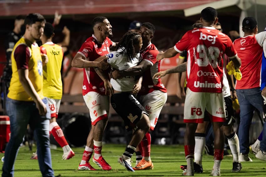 Berto foi vitima de racismo em Vila Nova x Operário (Foto: Heber Gomes/AGIF/Folhapress)