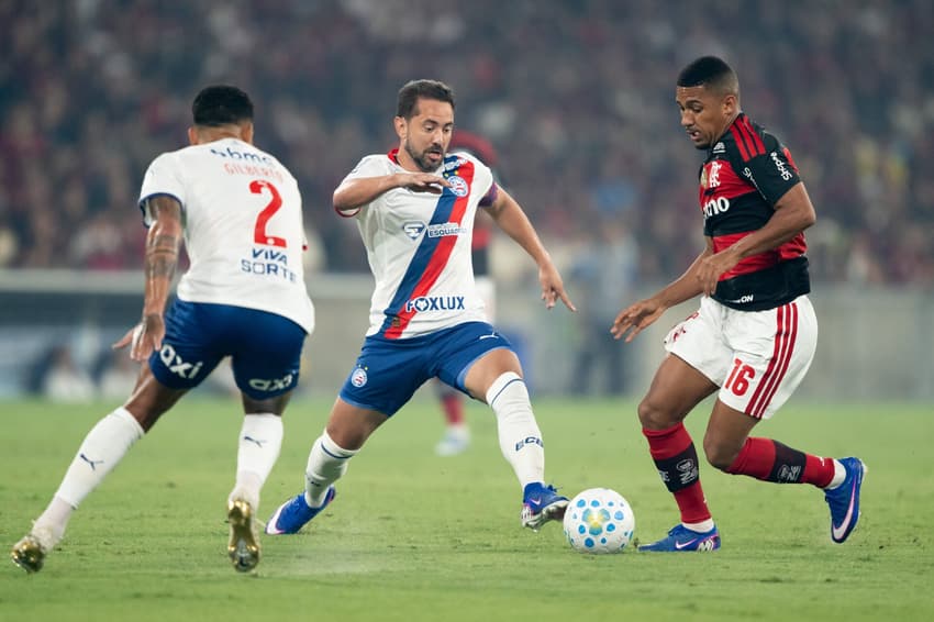 Samuel Lino disputa lance com Everton Ribeiro durante Flamengo x Bahia (Foto: Jorge Rodrigues/AGIF/Folhapress)