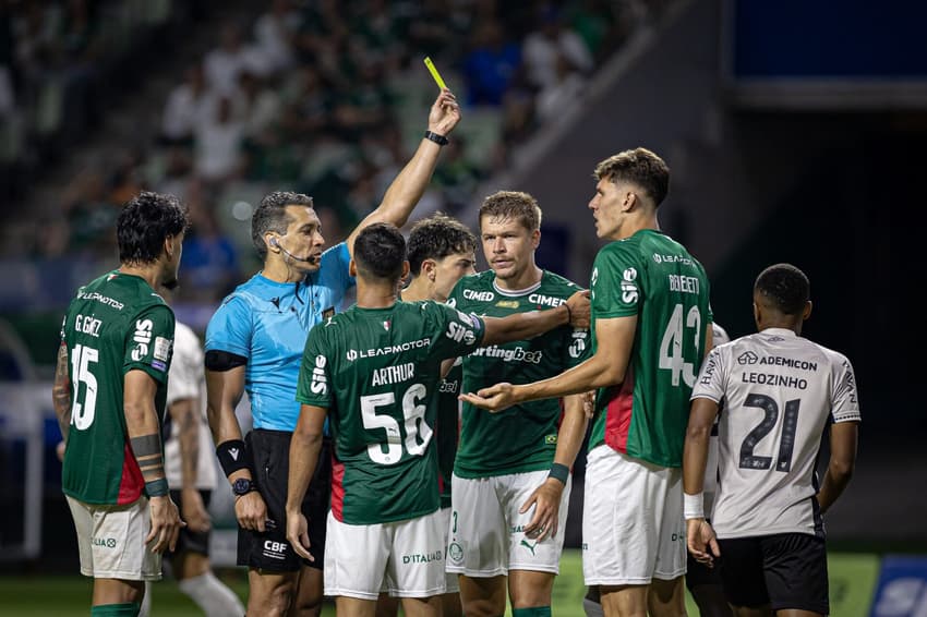 Árbitro voltou atrás do pênalti marcado contra o Palmeiras (Foto: Phd Press/Thenews2/Folhapress)