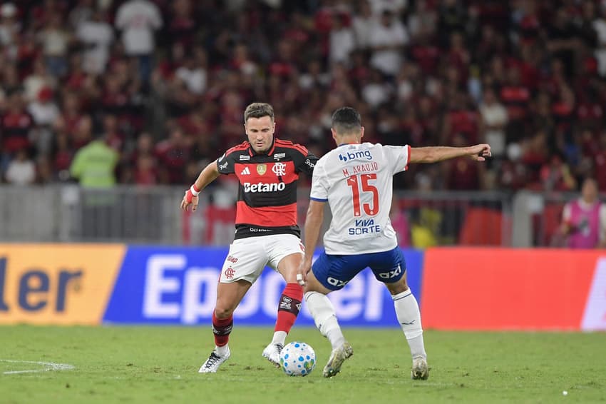 Saúl participou da vitória do Flamengo por 2 a 0 contra o Bahia após 4 meses afastado por cirurgia (Foto: Thiago Ribeiro/AGIF/Folhapress)