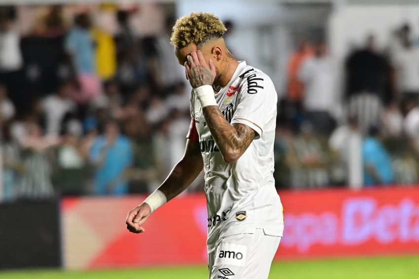 Neymar foi titular do Santos no duelo contra o Coritiba. (Foto: Jota Erre/AGIF/Folhapress)