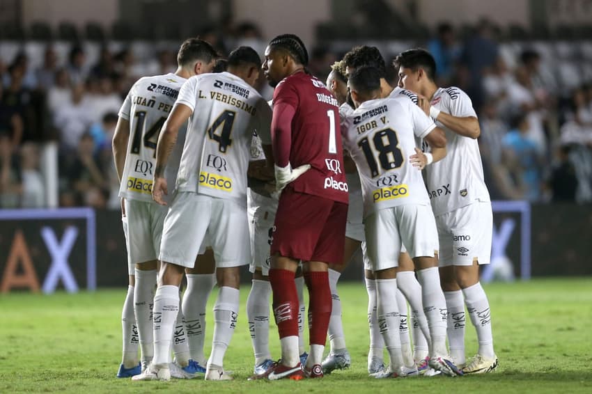 Elenco do Santos em partida contra o Coritiba, pela Copa do Brasil. (Foto: Guilherme Dionizio/Código 19/Folhapress)
