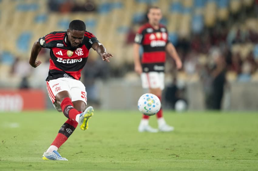 RJ - RIO DE JANEIRO - 22/04/2026 - COPA DO BRASIL 2026, FLAMENGO X VITORIA - Evertton Araujo jogador do Flamengo chuta para marcar seu gol durante partida contra o Vitoria no estadio Maracana pelo campeonato Copa Do Brasil 2026. (Foto: Jorge Rodrigues/AGIF/Folhapress)