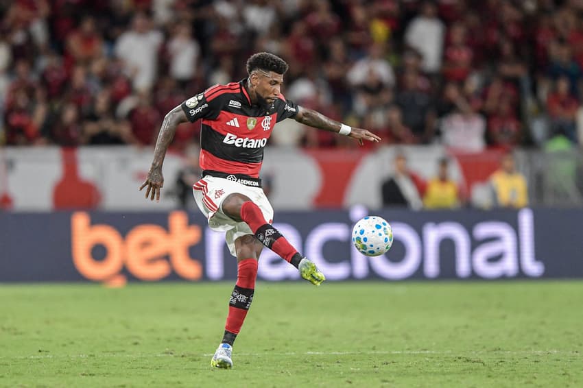 Emerson Royal durante Flamengo x Vitória (Foto: Thiago Ribeiro/AGIF/Folhapress)