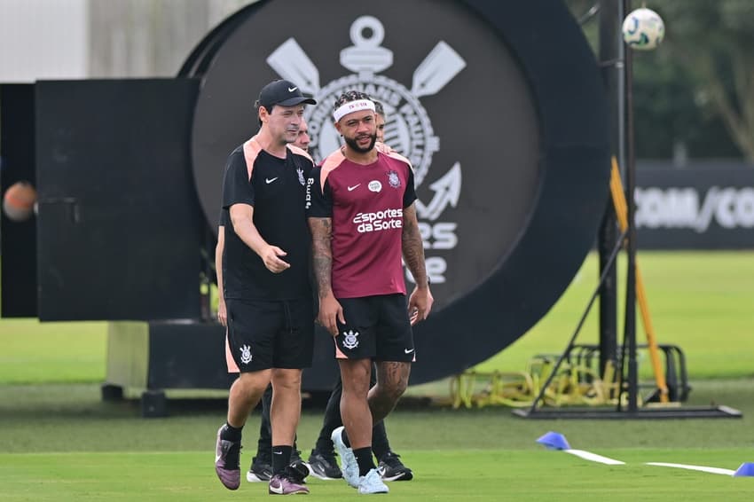 Fernando Diniz e Mephis Depay no Corinthians (Foto: Eduardo Carmim/Photo Premium/Folhapress)