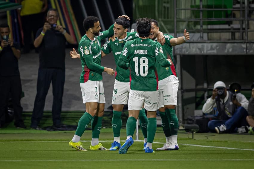 Jogadores do Palmeiras comemoram gol na partida contra o Jacuipense, pela ida da quinta fase da Copa do Brasil (Foto: Phd Press/Thenews2/Folhapress)
