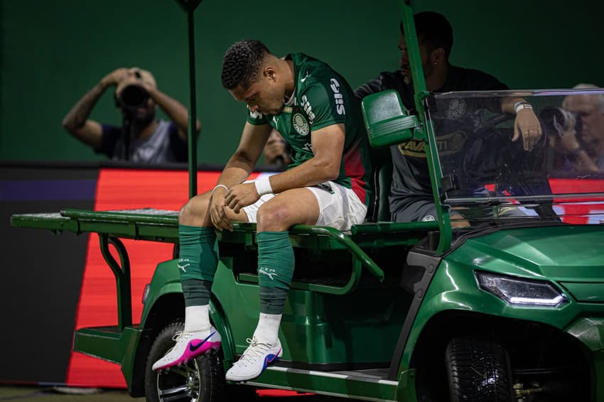 Vitor Roque fará cirurgia no tornozelo e é desfalque no Palmeiras até depois da Copa