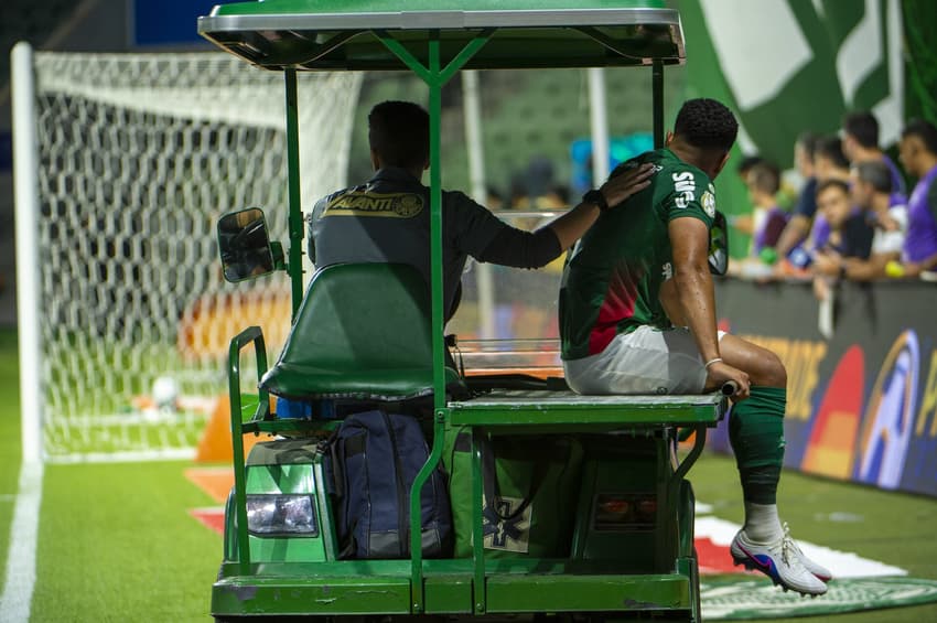Vitor Roque precisou ser substituído nos minutos iniciais da vitória do Palmeiras (Foto: Anderson Romao/AGIF/Folhapress)