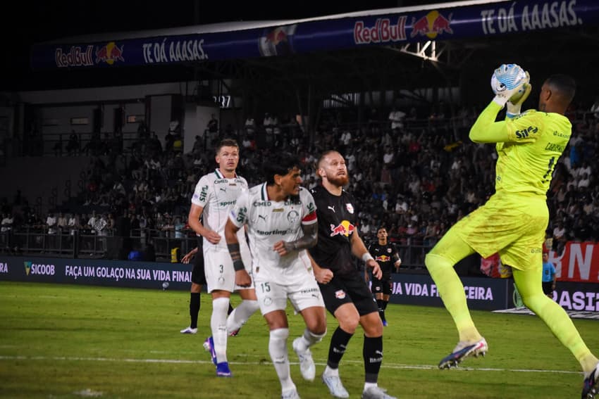 Carlos Miguel realizando defesa durante Bragantino x Palmeiras (Foto: Rafael Moreira /Fotoarena/Folhapress)