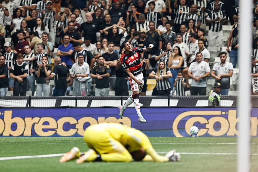 Gonzalo Plata comemorando gol na partida entre Atlético Mineiro e Flamengo (Foto: Weziopress/Thenews2/Folhapress)