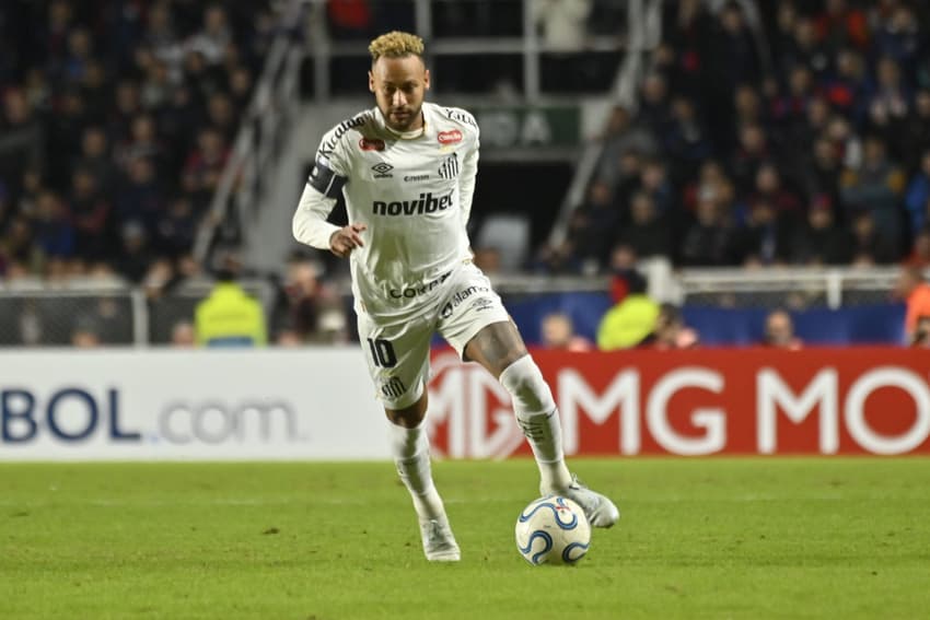 Neymar em ação no jogo do Santos contra o San Lorenzo pela Sul-Americana (Foto: JUAN MABROMATA / AFP)