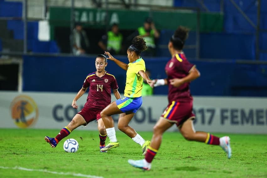 Nicolly passa pela defesa venezuelana Créditos: Diana Carrillo/Staff Images/CBF