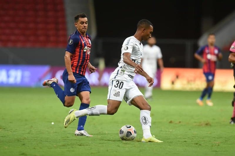 Lucas Braga durante duelo entre o Santos e San Lorenzo, em 2021, no Mané Garrincha. (Foto: Ivan Storti/Santos FC)