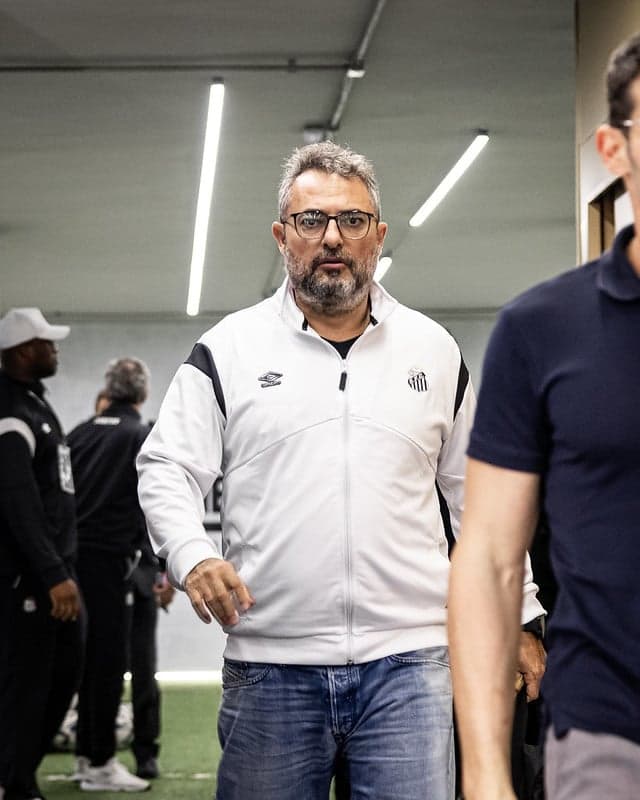 Alexandre Mattos no vestiário da Vila Belmiro. (Foto: Raul Baretta/ Santos FC)