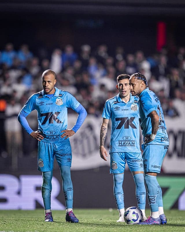 Mayke com jogadores do Santos no Morumbis em duelo contra o Juventude. (Foto: Raul Barletta/ Santos FC)