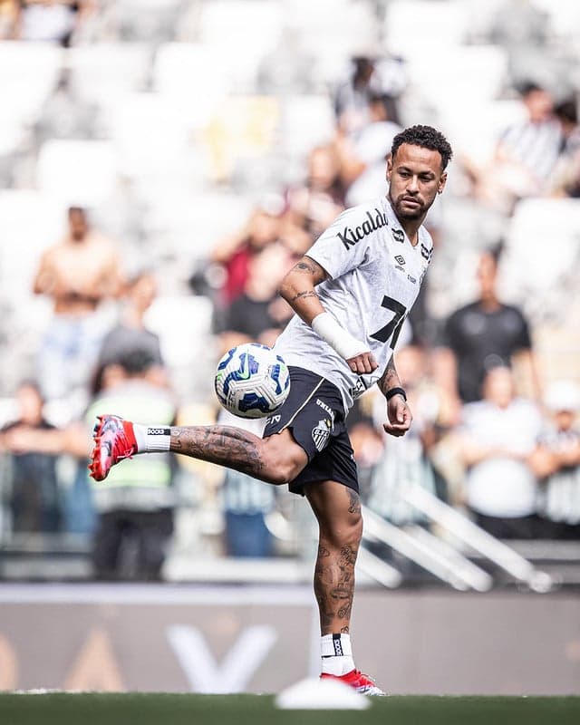 Neymar no gramado da Arena MRV, em setembro de 2025. (Foto: Raul Baretta/ Santos FC)