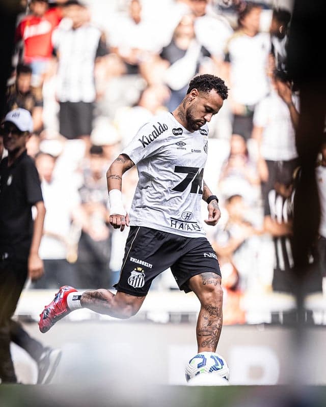 Neymar durante aquecimento do Santos para a partida contra o Atlético-MG, na Arena MRV, em 2025. (Foto: Raul Barletta/ Santos FC)