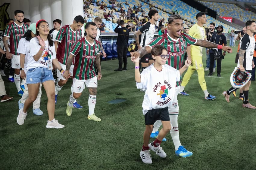 Fluminense e Corinthians entrando em campo (Foto: Marcelo Gonçalves/ Fluminense FC)