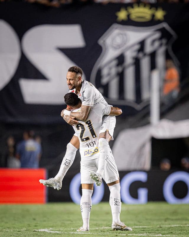 Neymar comemora gol de Moisés na vitória do Santos diante do Remo, na Vila Belmiro. (Foto: Raul Baretta/ Santos FC)