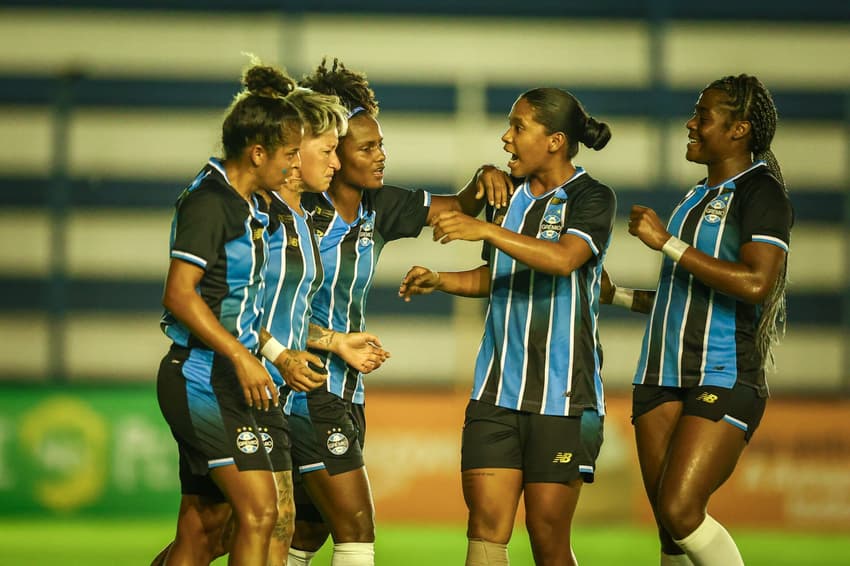 Jogadoras do Grêmio comemoram triunfo diante do Vitória no Brasileirão Feminino. (Caroline Motta / Grêmio FBPA)