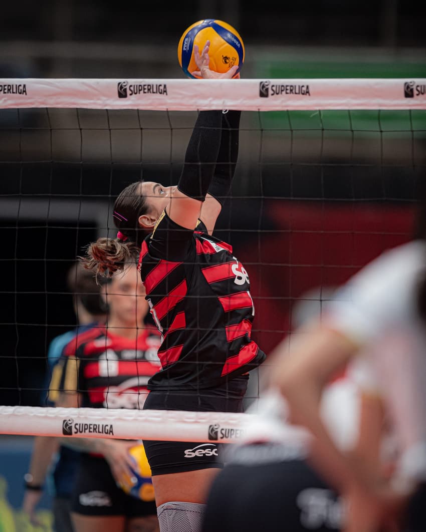 Giovana faz levantamento na partida entre Sesc RJ Flamengo x Mackenzie pelas quartas de final da Superliga Feminina (Foto: Paula Reis/ Flamengo)