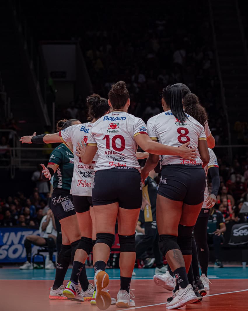 Mackenzie comemora ponto na partida contra o Sesc RJ Flamengo pelas quartas de final da Superliga 25/26, no Maracanãzinho (Foto: Paula Reis/ Flamengo)