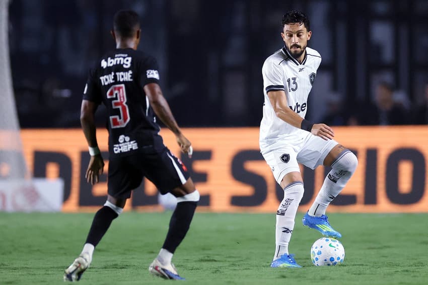 Alex Telles em ação em Vasco x Botafogo (Foto: Vítor Silva/Botafogo)