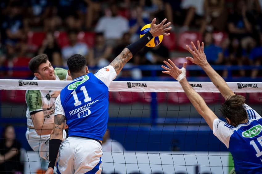 Rodriguinho bloqueia com apenas uma das mãos em Cruzeiro x Goiás pela Superliga 25/26 (Foto: Agência i7/Sada Cruzeiro)