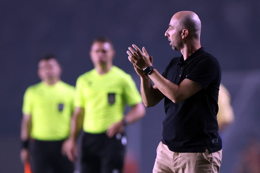 Rodrigo Bellão conseguiu duas vitórias como técnico interino do Botafogo (Foto: Vítor Silva/Botafogo)