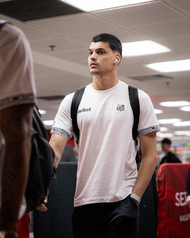 Gabriel Brazão na chegada do Santos ao Maracanã. (Foto: Raul Baretta/ Santos FC)