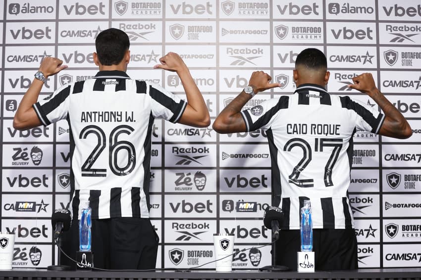 Anthony e Caio Roque foram apresentados pelo Botafogo (Foto: Vítor Silva/Botafogo)