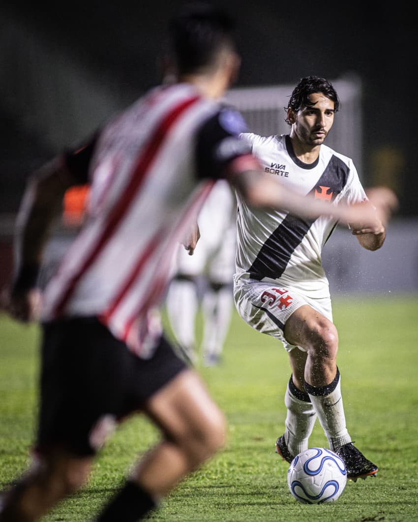 JP durante a partida contra o Barracas Central (Foto: Matheus Lima/ Vasco)