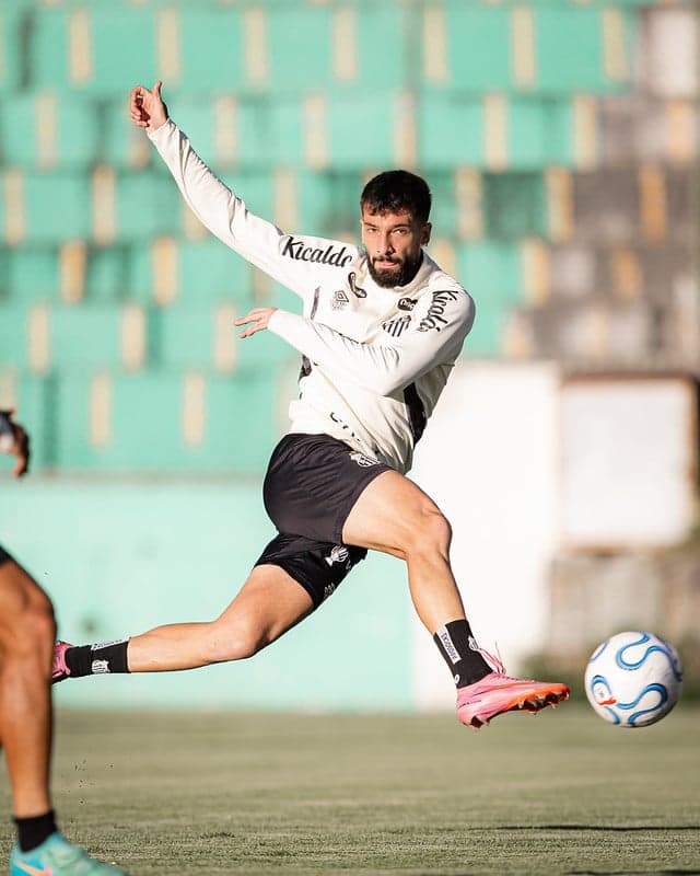 Lautaro durante treino do Santos em Cuenca, no Equador. (Foto: Raul Baretta/ Santos FC)