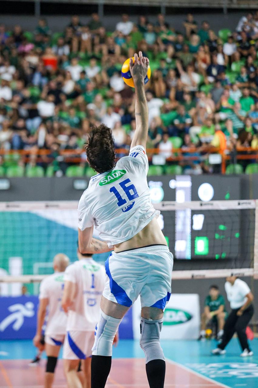 Lucão em ação pelo Sada Cruzeiro nas quartas de final da Superliga Masculina 25/26 (Foto: Karen Yohanna)