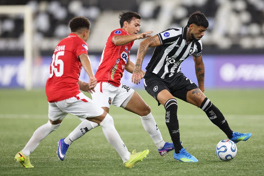 Alexander Barboza na partida entre Botafogo e Caracas (Foto: Vítor Silva/Botafogo)