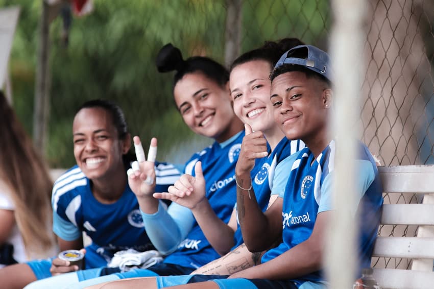 Ravena, atacante do Cruzeiro, ao lado das companheiras durante treino. (Foto: Gustavo Martins/ Cruzeiro)