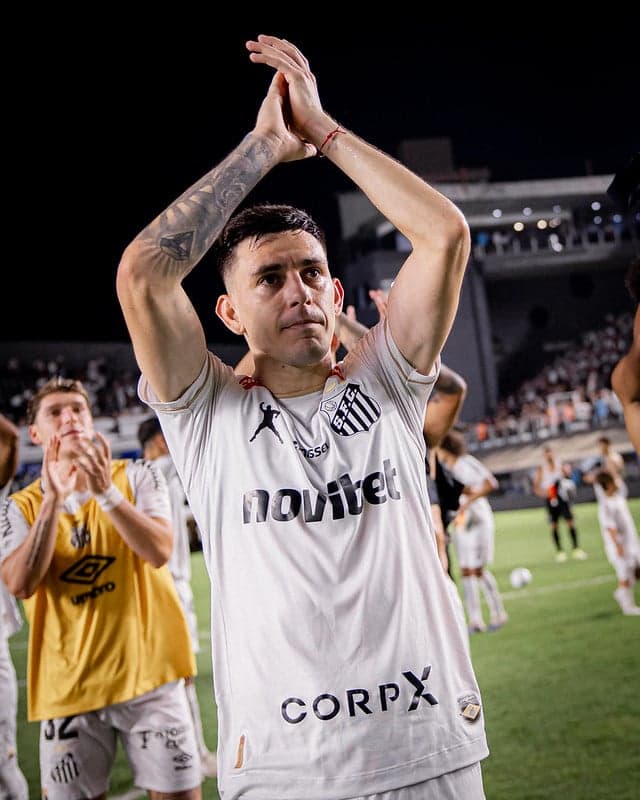 Escobar durante partida entre o Santos e o Altético-MG. (Foto: Raul Baretta/ Santos FC)