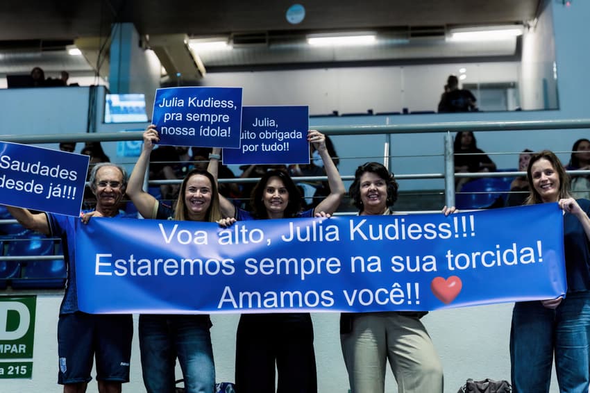 Despedida de Julia Kudiess no primeiro jogo da semifinal da Superliga Feminina. Foto: Orlando Bento/MTC.
