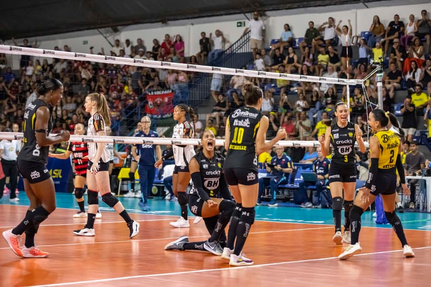 Adenízia vibra ao marcar ponto em Praia Clube x Sesc Flamengo (Foto: Bruno Cunha)