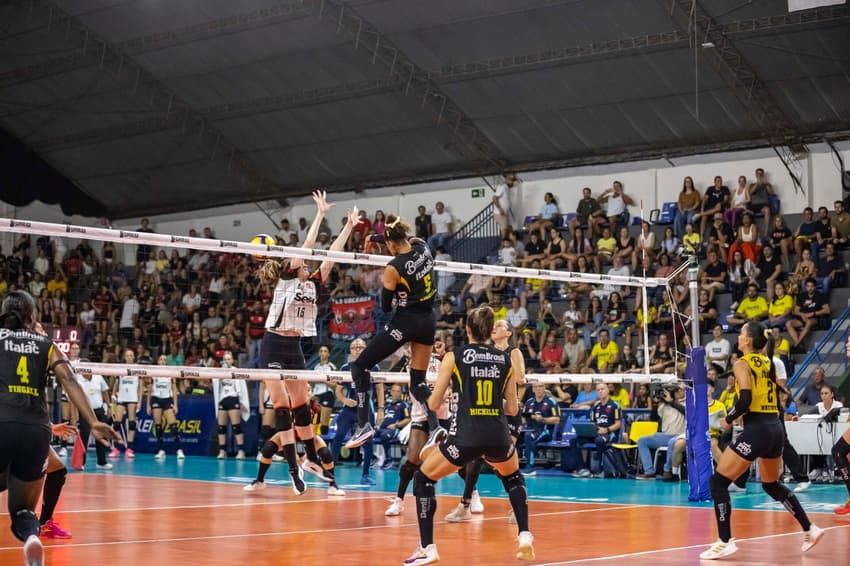Adenízia em ação na semifinal da Superliga Feminina 25/26 (Foto: Bruno Cunha)