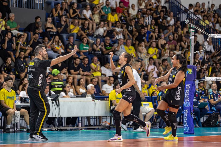 Rui Moreira comemora ponto com jogadoras do Praia Clube na semifinal da Superliga Feminina 25/26 (Foto: Bruno Cunha)