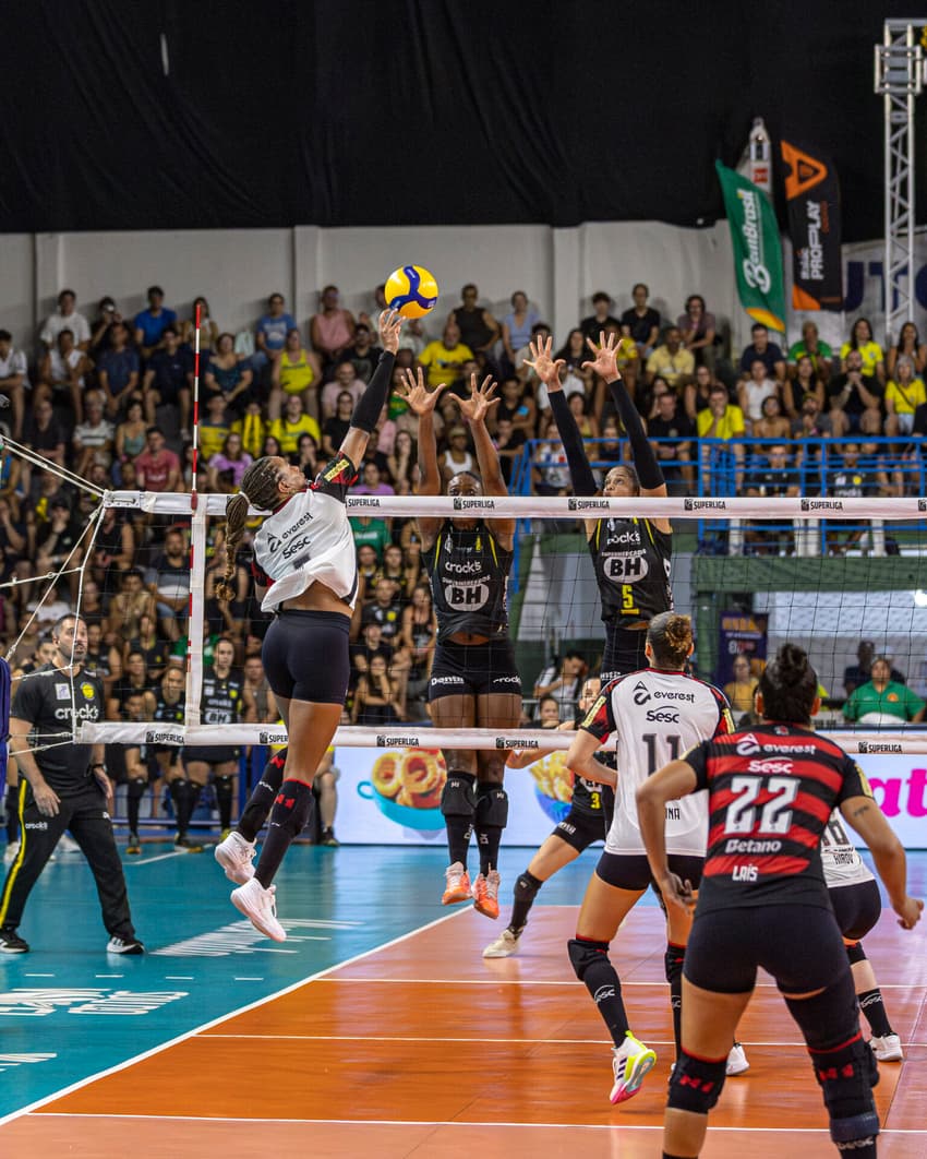 Simone Lee em ação na semifinal da Superliga Feminina 25/26 (Foto: Bruno Cunha)