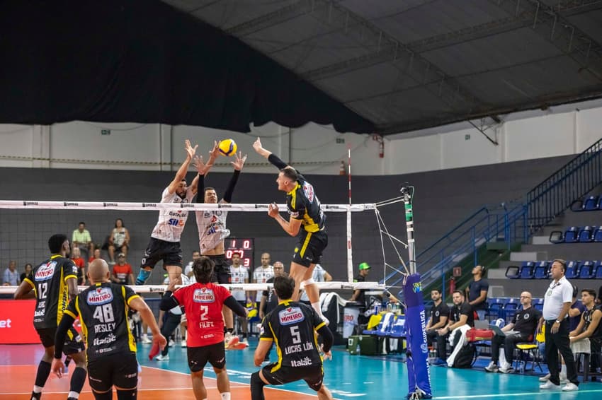 Franco, do Praia Clube, em ação nas quartas de final da Superliga Masculina 25/26 (Foto: Bruno Cunha)