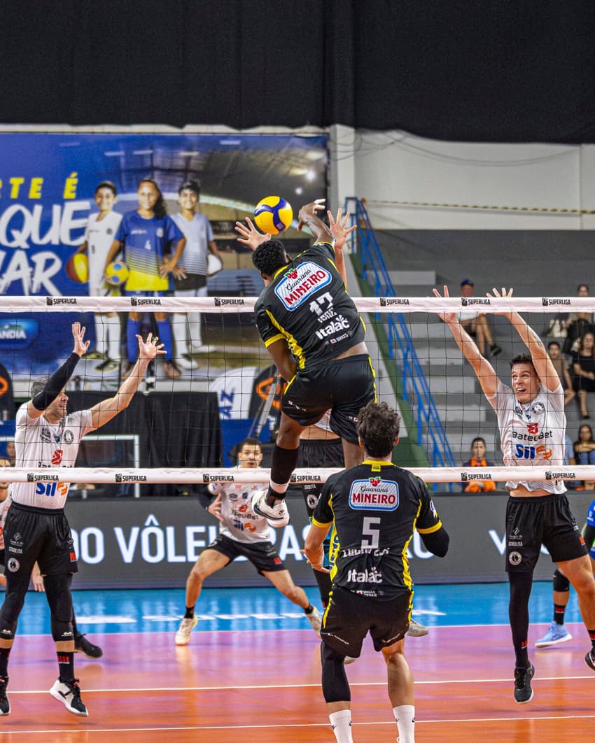 Isac, do Praia Clube, em ação nas quartas de final da Superliga Masculina 25/26 (Foto: Bruno Cunha)